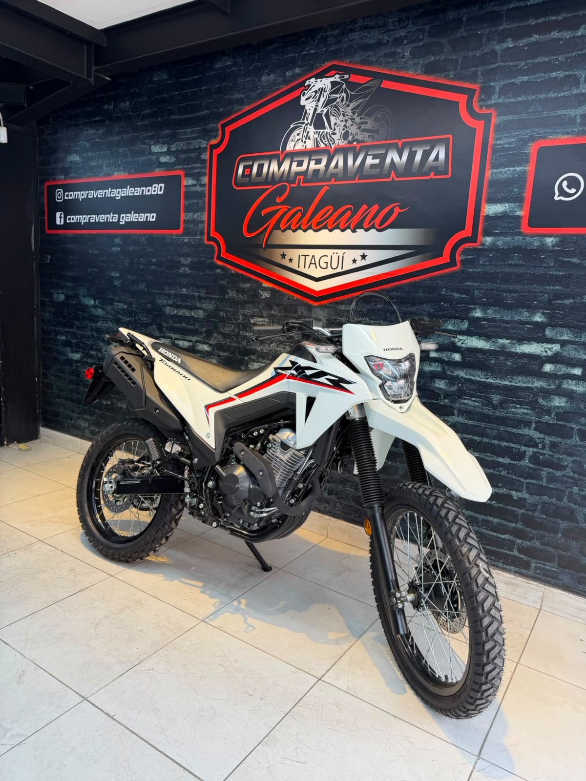 Honda XR300 Tornado Blanca modelo 2026 · Vista frontal y lateral