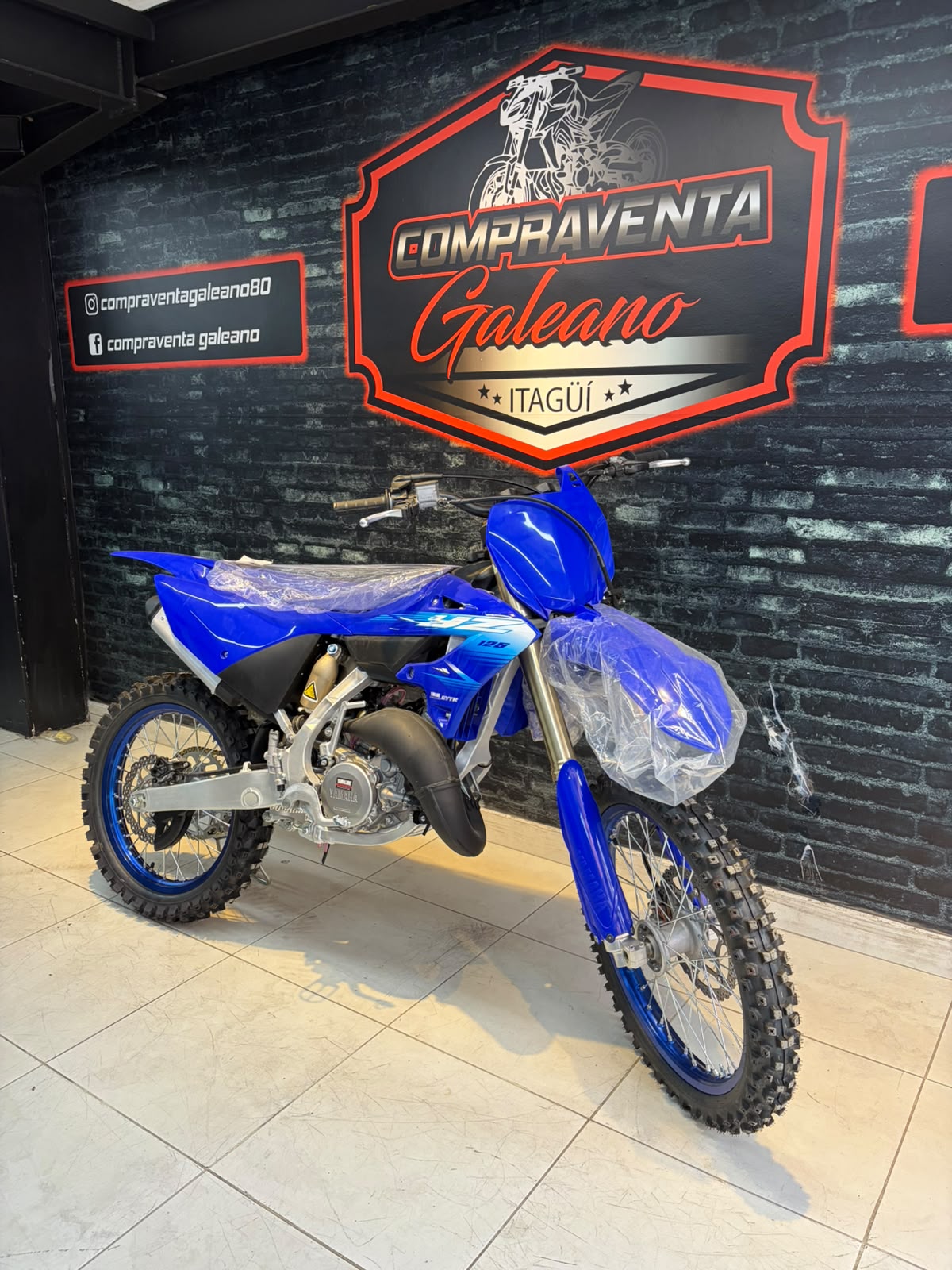 Yamaha YZ250 modelo 2027 · Vista frontal y lateral