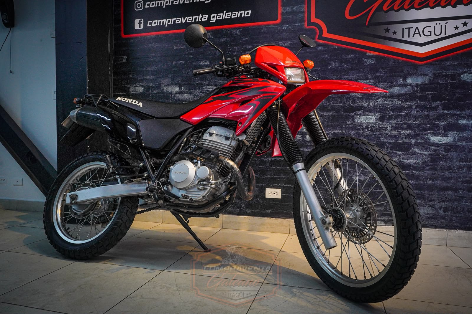 Honda Tornado 250 modelo 2019 · Vista lateral derecha