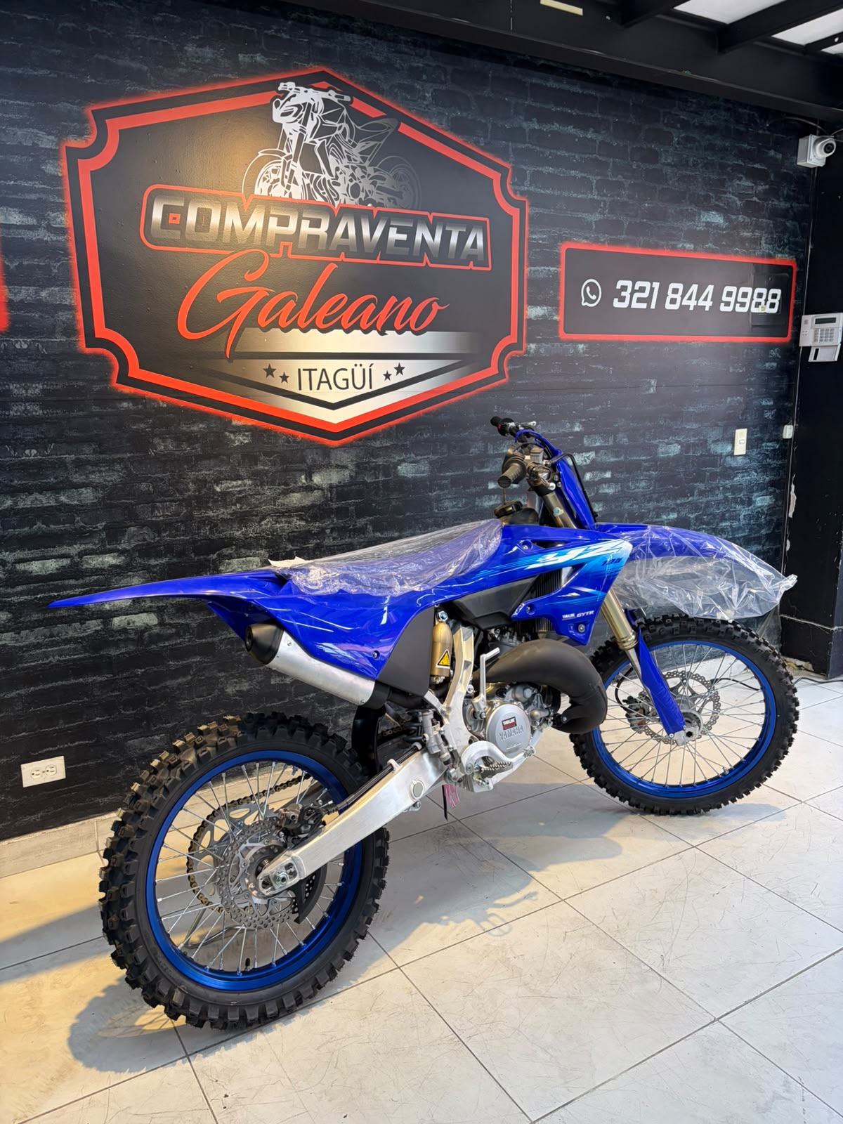 Yamaha YZ250 modelo 2027 · Vista posterior y lateral