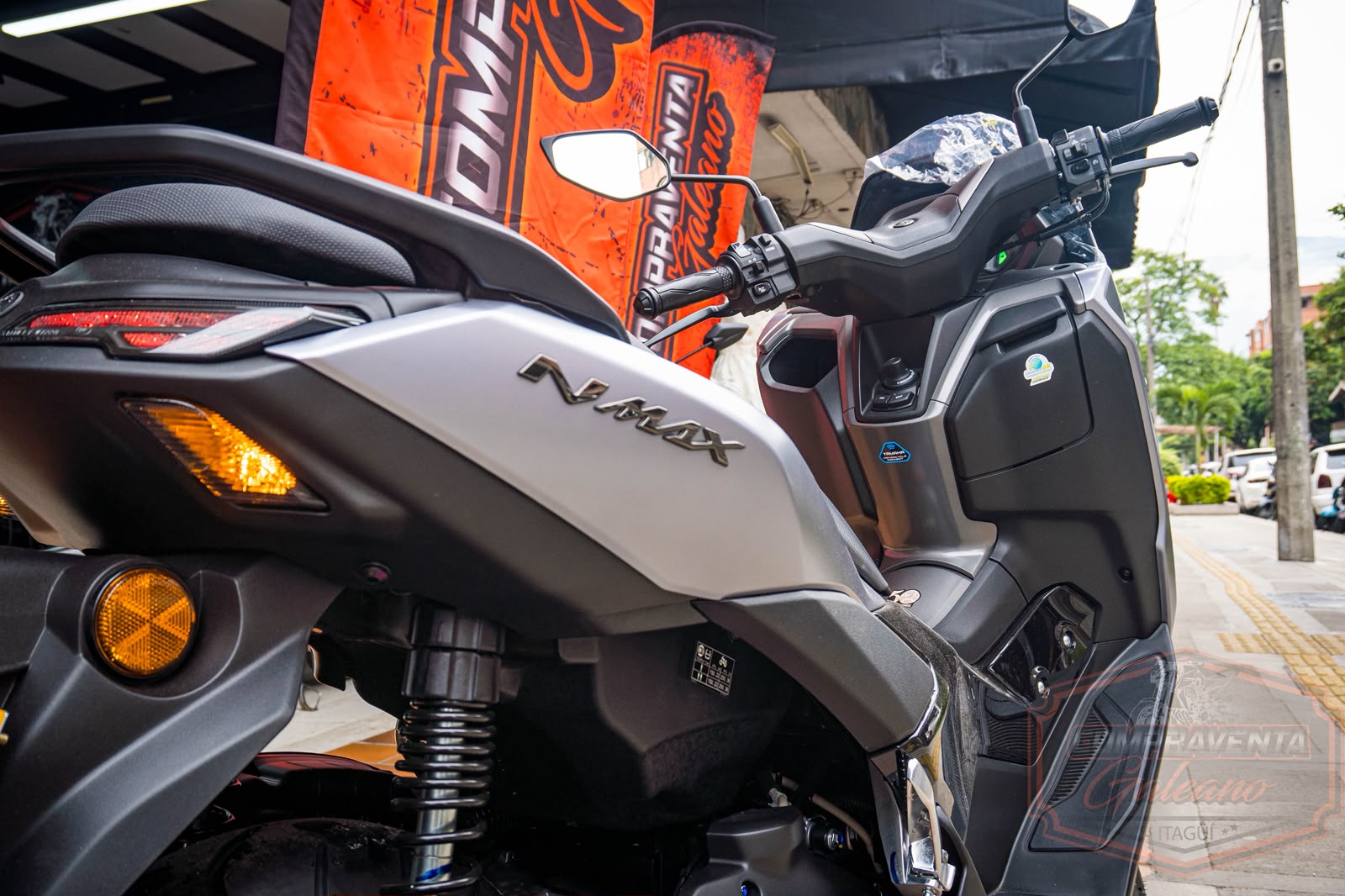 Yamaha NMAX V3 modelo 2027 · Detalle del costado y manubrio