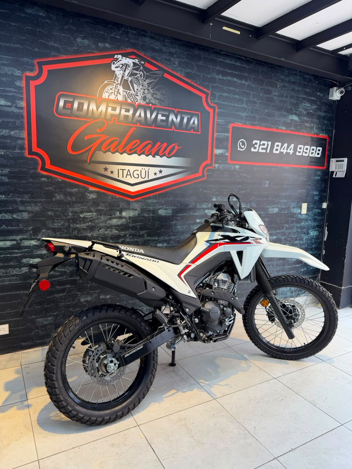 Honda XR300 Tornado Blanca modelo 2026 · Vista trasera y lateral