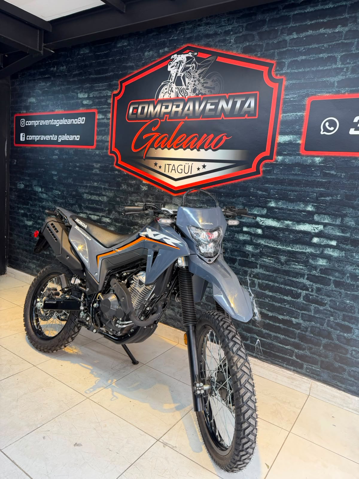 Honda XR300 Tornado Gris modelo 2026 · Vista frontal y lateral