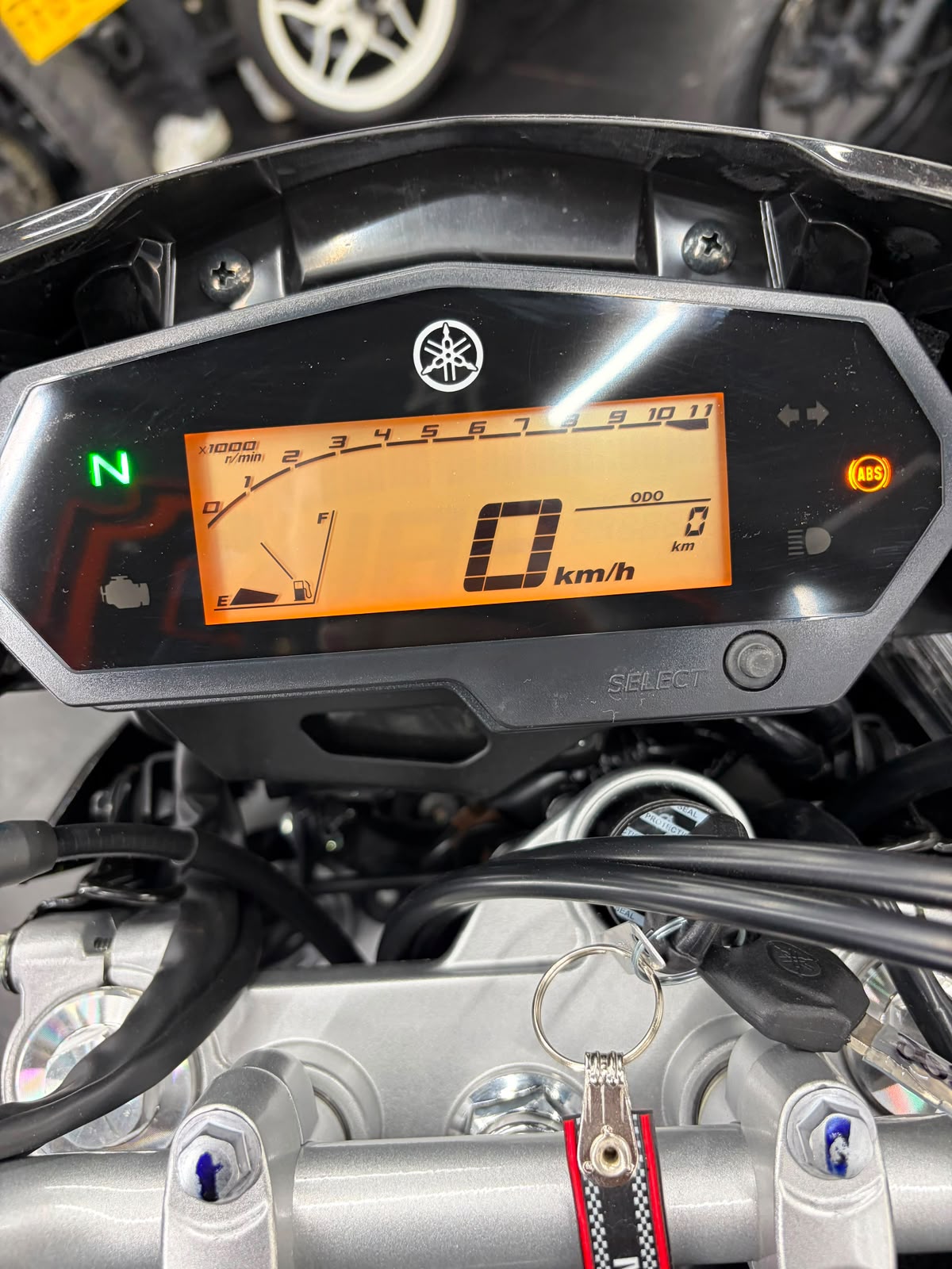 Yamaha XTZ250 Gris modelo 2027 · Tablero de instrumentos