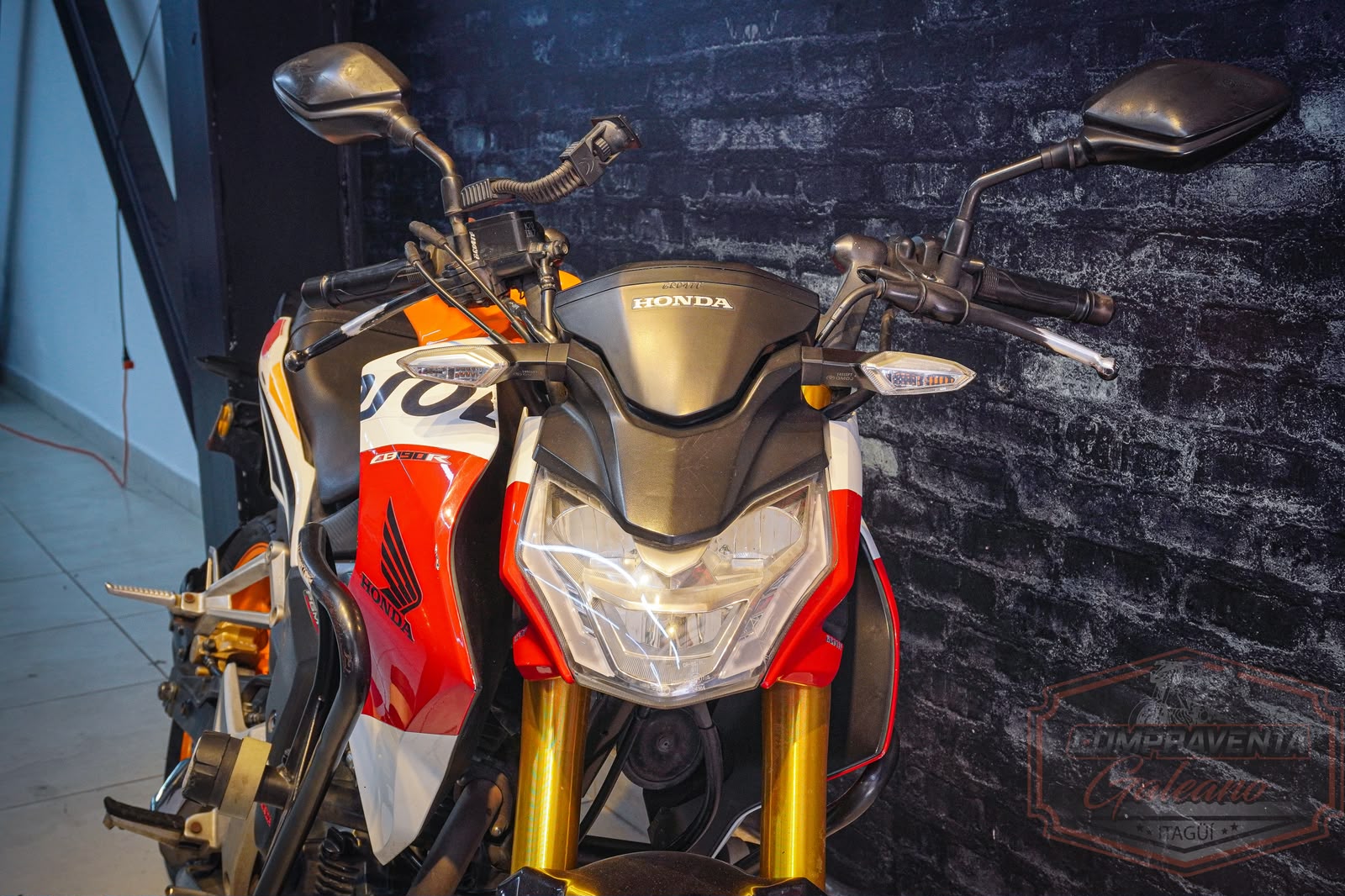 Honda CB190R Repsol modelo 2020 · Vista frontal y manubrio
