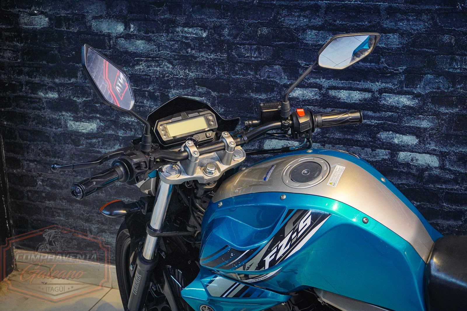 Yamaha FZ 150 modelo 2023 · Tanque y manubrio