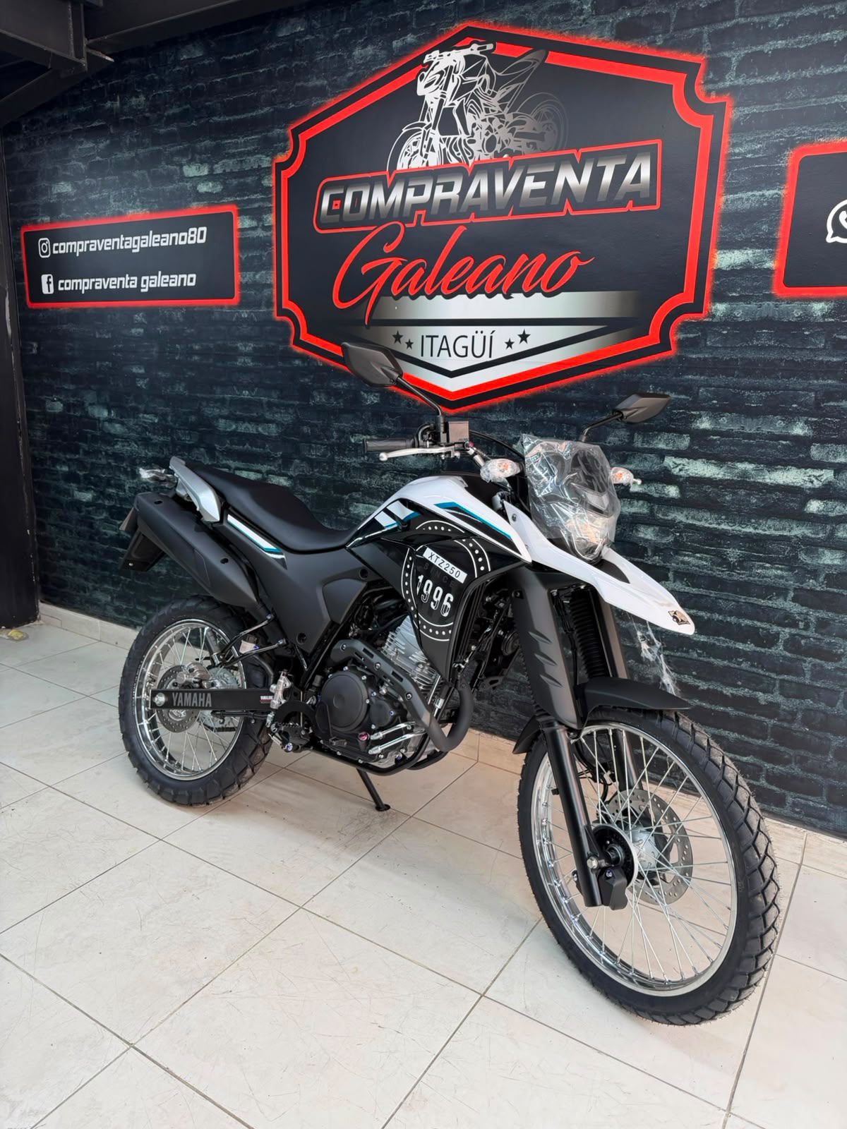 Yamaha XTZ250 modelo 2027 · Vista frontal y lateral