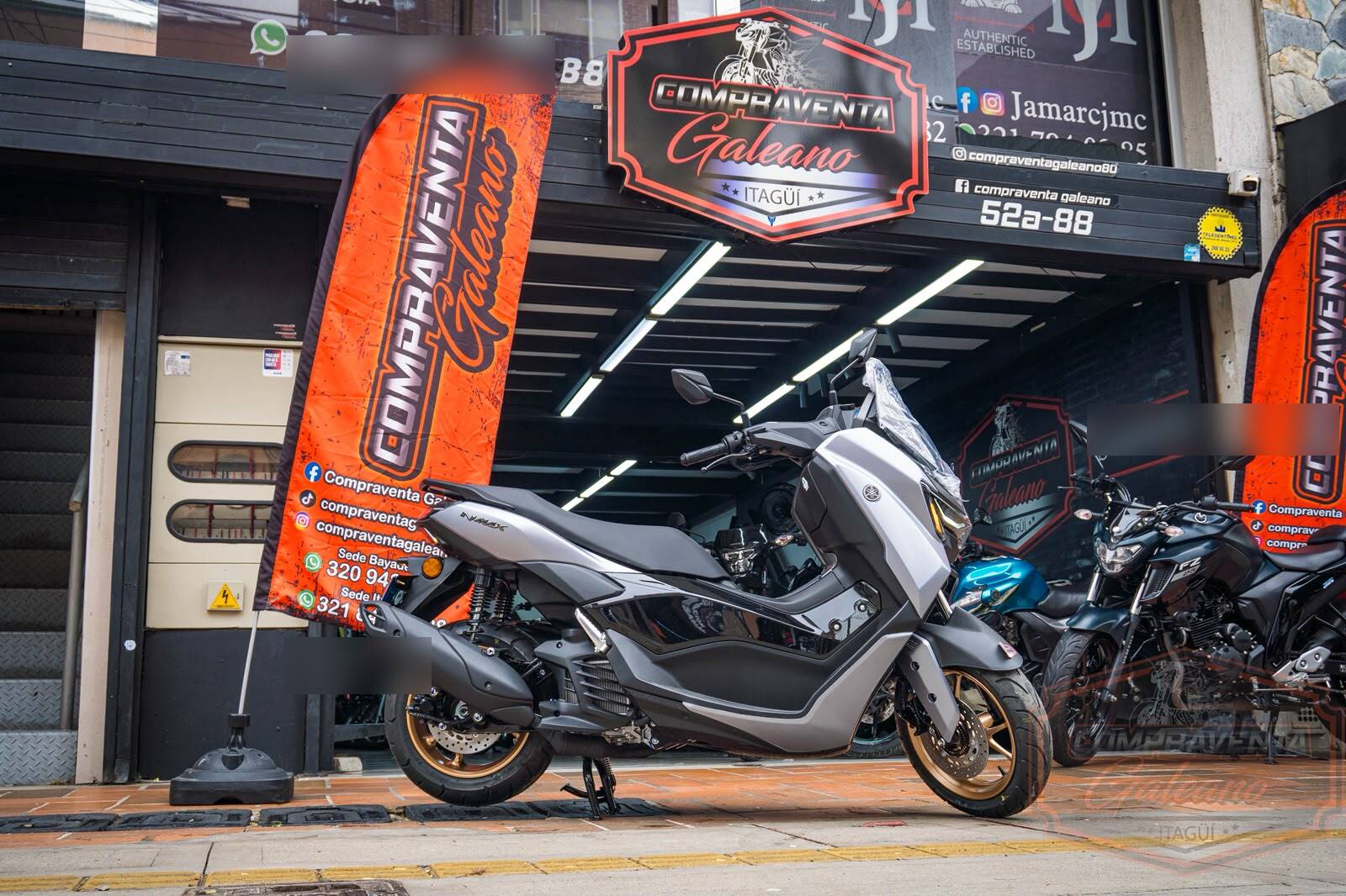 Yamaha NMAX V3 modelo 2027 · Vista lateral frente a la vitrina