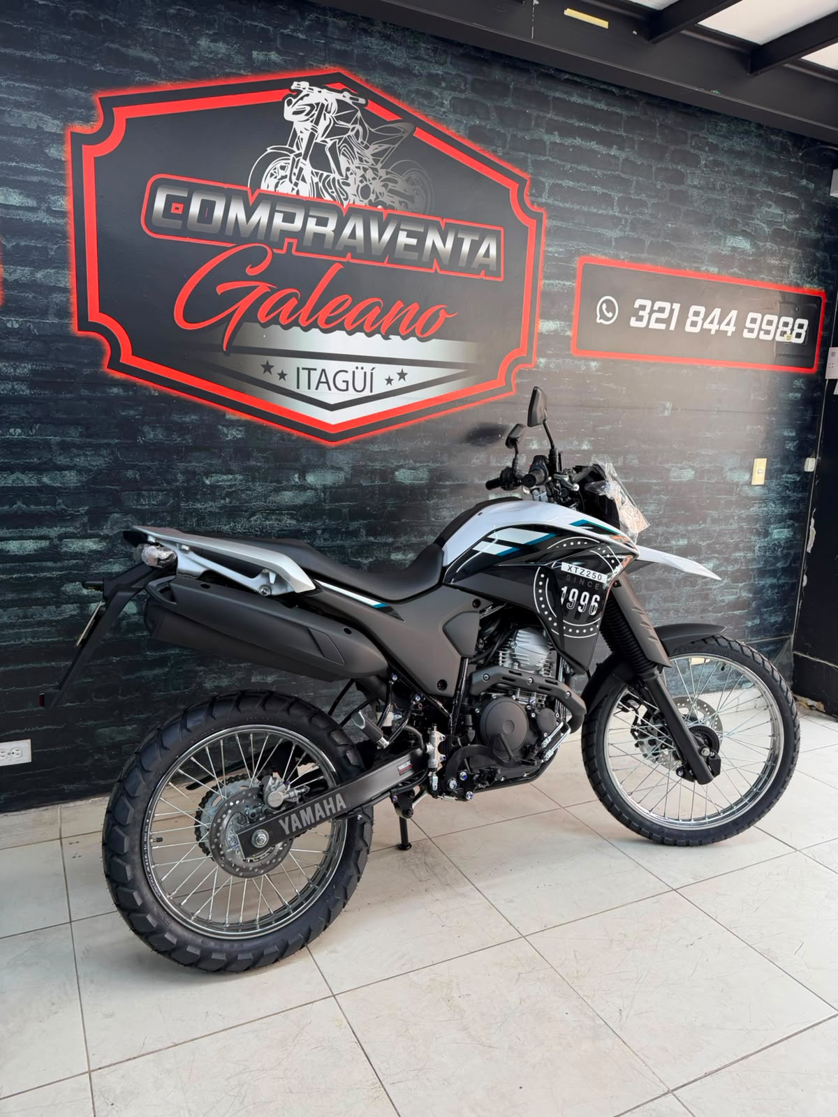 Yamaha XTZ250 modelo 2027 · Vista trasera y lateral
