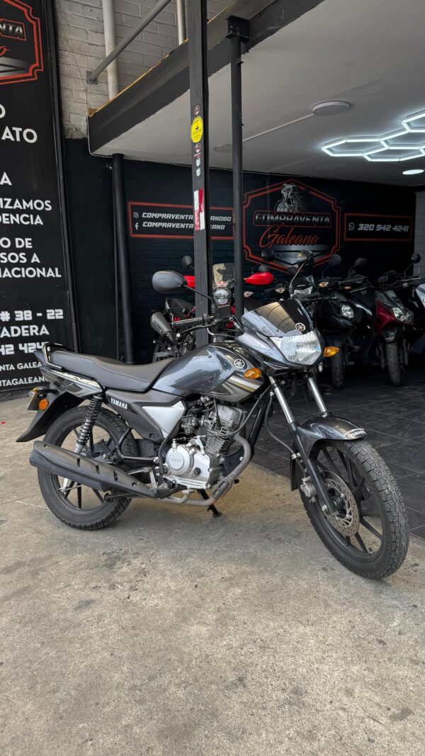 Moto Yamaha YCZ 2024 color azul, urbana y económica, en venta en Sabaneta con SOAT y tecnomecánica vigentes.