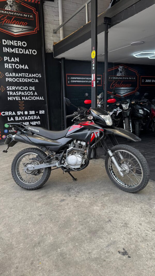 Moto KTM Duke 390 Gen 3 modelo 2025 color naranja y negro, estilo naked deportivo, en venta en Sabaneta con SOAT hasta 2027.