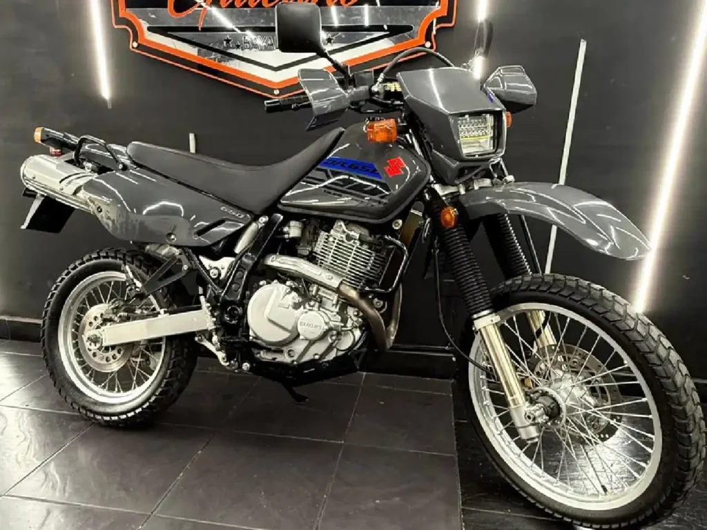 Motocicleta Suzuki DR 650 modelo 2021 tipo trail dual-purpose en excelente estado.